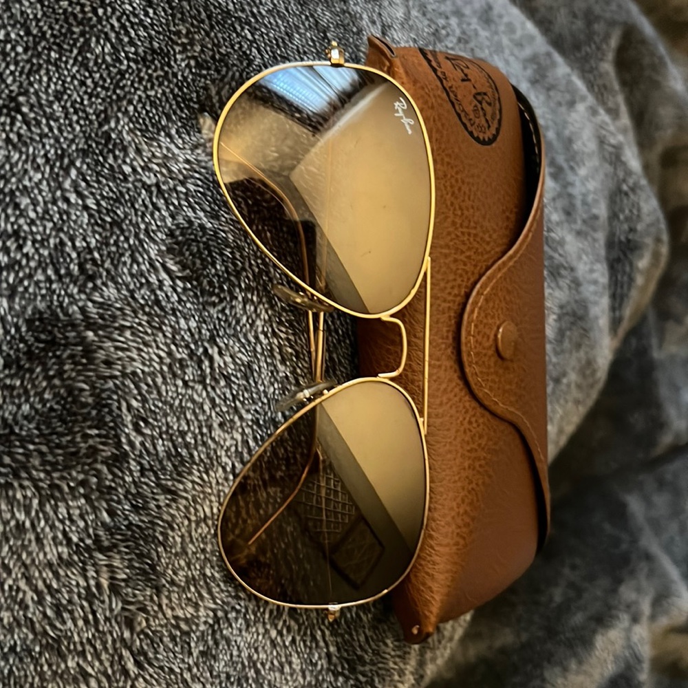 Aviator raybans with case.